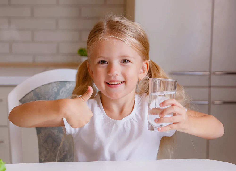 8 причин, почему ребенку нужно пить чистую воду.